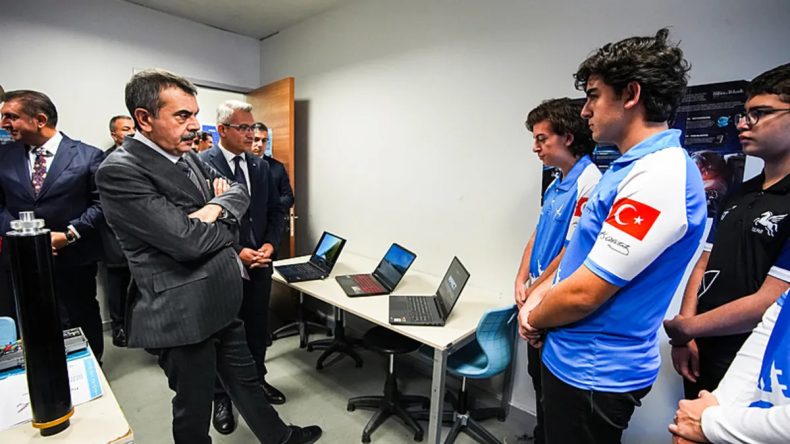 Bakan Tekin, İstanbul Havalimanı Mesleki ve Teknik Anadolu Lisesi'ni Ziyaret Etti