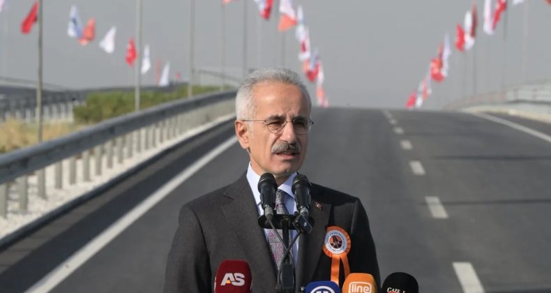 Bakan Uraloğlu: T&uuml;rkiye'nin Ulaşım Haritası 2025'te Yeniden &Ccedil;izildi