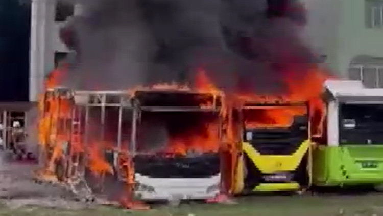 Bakım İçin Servise Bırakılmıştı… Park Halindeki Üç Otobüs Alev Alev Yandı