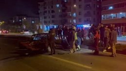 Bartın'da Kontrolden &Ccedil;ıkan Otomobil, Elektrik Direğine &Ccedil;arptı: 1 Yaralı