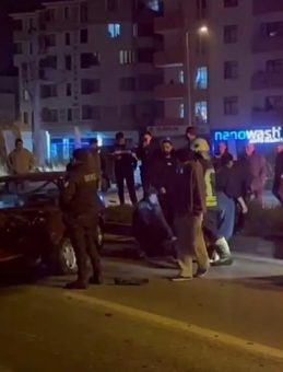 Bartın'da Kontrolden Çıkan Otomobil, Elektrik Direğine Çarptı: 1 Yaralı