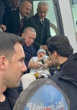 Başkan Erdoğan, 4 aylık bebeği g&ouml;r&uuml;nce konvoyu durdurdu! &Ccedil;ocuklara oyuncak dağıttı&hellip;
