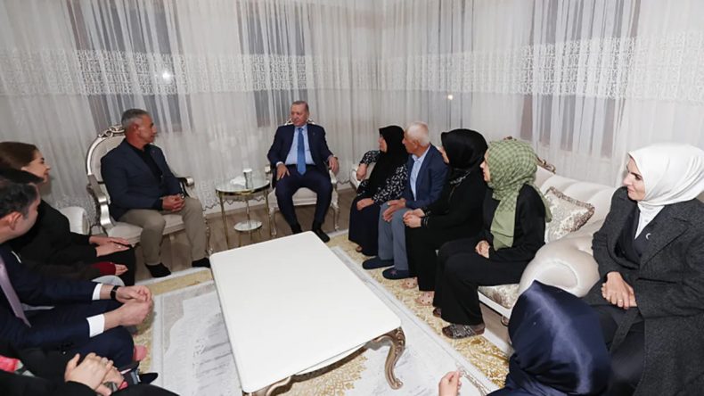 Başkan Erdoğan&rsquo;dan Depremzedelere Moral Ziyareti