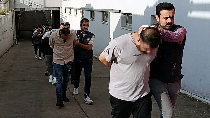 Başlarına gelen mesajla sarsıldılar: "Sizi dolandırdım, yurt dışına ka&ccedil;acağım!" 'Sazan Sarmalı' &ccedil;etesi &ccedil;&ouml;kertildi