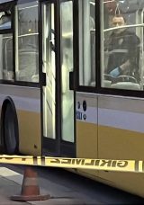 Belediye Otob&uuml;s&uuml;nde Korkun&ccedil; Saldırı! 'Yan Bakma' Nedeniyle Tartıştığı Kişiyi Eşinin &Ouml;n&uuml;nde Bı&ccedil;akladı