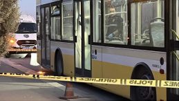 Belediye Otob&uuml;s&uuml;nde Korkun&ccedil; Saldırı! 'Yan Bakma' Nedeniyle Tartıştığı Kişiyi Eşinin &Ouml;n&uuml;nde Bı&ccedil;akladı