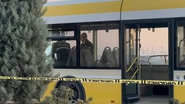 Belediye Otob&uuml;s&uuml;nde Şok Olay: Eşinin G&ouml;zleri &Ouml;n&uuml;nde Bı&ccedil;aklandı