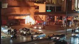 Benzinlikte Korkutan Olay! Elektrikli Ara&ccedil; Alevlere Teslim Oldu