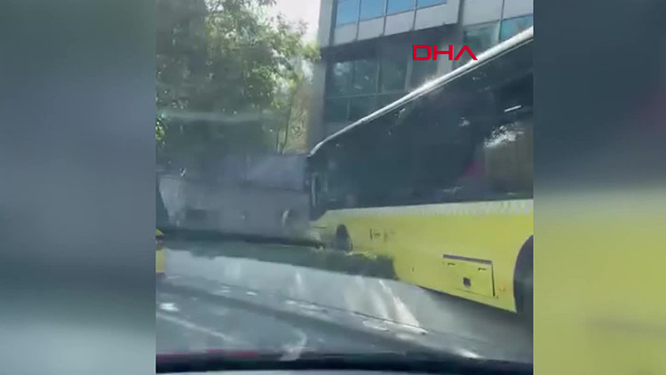 Beşiktaş'ta İETT Otobüsü Kaldırıma Çıktı