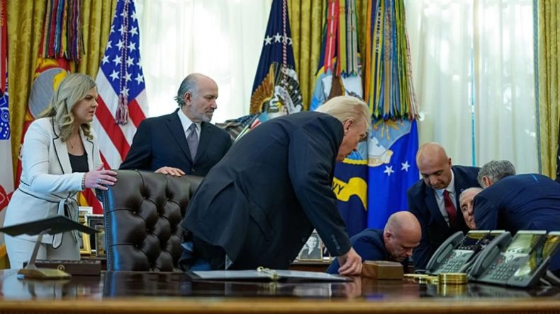 Beyaz Saray’da panik anları: İlaç şirketi yöneticisi Trump’ın gözleri önünde fenalaştı!