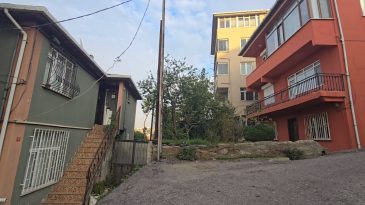 Beykoz'da &Ccedil;atlaklar Nedeniyle İki Bina Tahliye Edildi