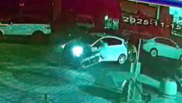 Beylikdüzü'nde Endişe Yaratan Kaza: Hızlı Giden Motosiklet Otomobile Çarptı!