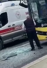 Beylikd&uuml;z&uuml;'nde İETT Otob&uuml;s&uuml;n&uuml;n Karıştığı Zincirleme Kazada 3 Kişi Yaralandı