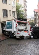 Beyoğlu'nda &Ccedil;&ouml;p Kamyonu Kontrolden &Ccedil;ıktı: 5 Araca ve Bir Evin Duvarına &Ccedil;arptı! 3 Yaralı