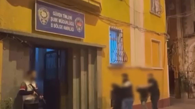 Beyoğlu'nda Epilepsi Hastasının Gasbı: 2 Ş&uuml;pheli Tutuklandı