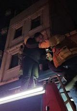 Beyoğlu'nda Korkutan Yangın: 4 Kişi Binada Mahsur Kaldı