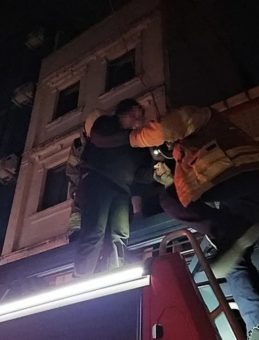 Beyoğlu'nda Korkutan Yangın: 4 Kişi Binada Mahsur Kaldı