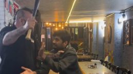 Beyzbol Sopasıyla Darp Etti ve Anbean Kayda Aldı