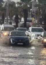 Bodrum sağanak yağışa teslim! Cadde ve sokaklar g&ouml;le d&ouml;nd&uuml;