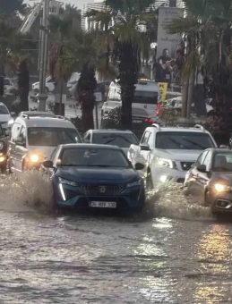 Bodrum sağanak yağışa teslim! Cadde ve sokaklar göle döndü