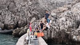 Bodrum'da Lastik Bot Kayalıklara Çarptı: 4 Yaralı!