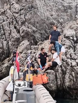 Bodrum'da Lastik Bot Kayalıklara Çarptı: 4 Yaralı!