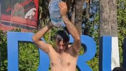 Bodrum'da Şaşırtıcı Eylem! Susuzluktan Etkilenen Vatandaş, Belediye &Ouml;n&uuml;nde Duş Aldı