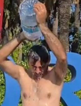 Bodrum'da Şaşırtıcı Eylem! Susuzluktan Etkilenen Vatandaş, Belediye Önünde Duş Aldı