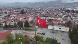 Bolu Belediyesi önündeki Türk bayrakları yarıya indirildi! 3 gün eğlence etkinlikleri iptal edildi