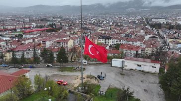 Bolu Belediyesi &ouml;n&uuml;ndeki T&uuml;rk bayrakları yarıya indirildi! 3 g&uuml;n eğlence etkinlikleri iptal edildi