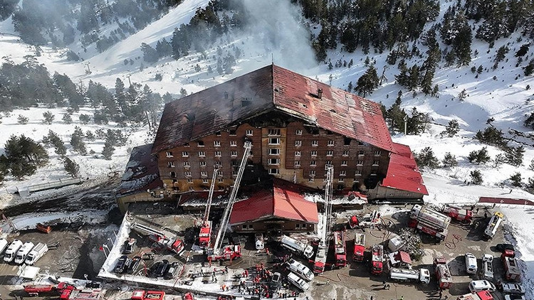 Bolu'daki Otel Yangınında 8 Yakınını Kaybeden Avukat, Bakanlık Yetkililerinin Tutuklanmasını İstedi