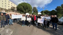 Buca'da mahalleli '&ccedil;&ouml;p' eylemine bu hafta da devam etti