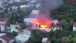 Bursa'da İki Katlı Binada Korkutan Yangın! Ekiplerin Alevlere M&uuml;dahalesi Devam Ediyor