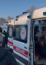 Bursa'da Yarışan İki Ara&ccedil; Kaza Yaptı! &Ouml;nce Otob&uuml;se Sonra da Kaldırıma &Ccedil;arptı