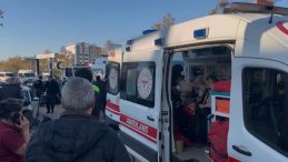 Bursa'da Yarışan İki Araç Kaza Yaptı! Önce Otobüse Sonra da Kaldırıma Çarptı