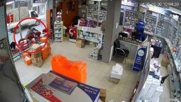 Bursa&rsquo;da Dehşet Anları Kamerada: &Uuml;st&uuml;ne Atladı, Beline Sarıldı, Yere D&uuml;ş&uuml;rd&uuml;!