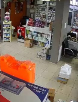 Bursa’da Dehşet Anları Kamerada: Üstüne Atladı, Beline Sarıldı, Yere Düşürdü!