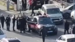 B&uuml;y&uuml;k&ccedil;ekmece'de Adliye &Ouml;n&uuml;nde Arbede: &Uuml;vey Annesinin Kardeşini Bı&ccedil;akladı!