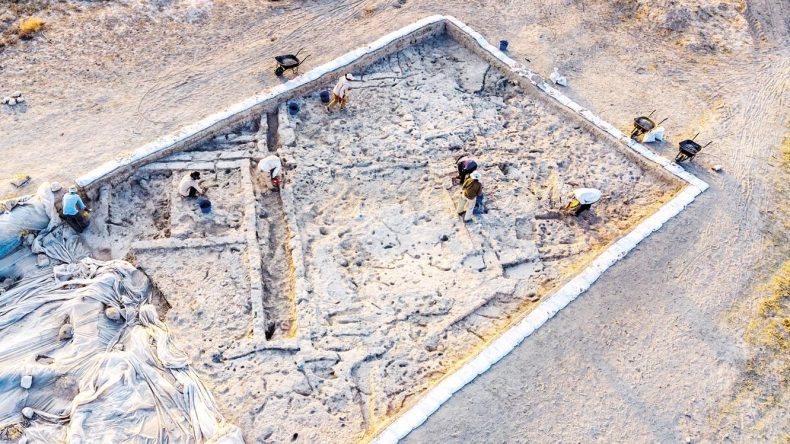 Canhasan’da 8 Bin 500 Yıllık Obsidyen Ayna Bulundu… 10 Bin Yıllık Sokak Ortaya Çıkarıldı