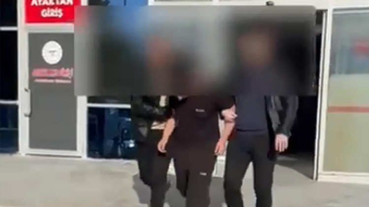 Canlı Yayında Şok Edici Olay! Kur'an ve T&uuml;rk Bayrağına Saldırı