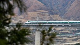 &Ccedil;in'de Korkun&ccedil; Kaza: Tren İş&ccedil;ileri Ezildi