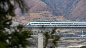 &Ccedil;in'de Korkun&ccedil; Kaza: Tren İş&ccedil;ileri Ezildi