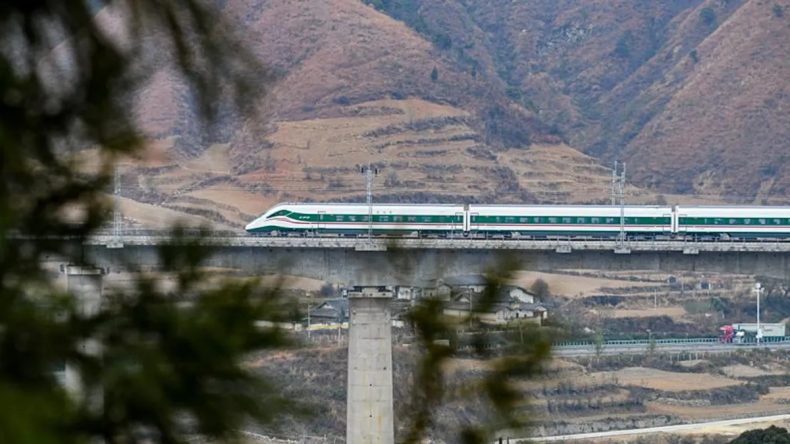 &Ccedil;in'de Korkun&ccedil; Kaza: Tren İş&ccedil;ileri Ezildi