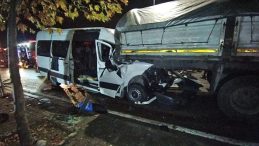 İş&ccedil;ileri Taşıyan Minib&uuml;s, TIR'a &Ccedil;arptı: 9 Yaralı