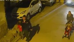 &Ccedil;ocuğun Kafasını Otomobile &Ccedil;arptı, Sonra Yere Fırlattı