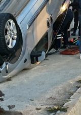&Ccedil;orum'da Otomobil Devrildi: Kaldırımda Bisiklet S&uuml;rerken Emir Yaralandı!
