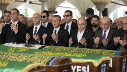 CHP Genel Başkanı &Ouml;zel, 27. D&ouml;nem Milletvekili Aydoğan'ın annesinin cenaze t&ouml;renine katıldı