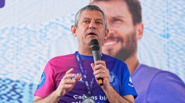 CHP Genel Başkanı &Ouml;zel, 47. İstanbul Maratonu'nun &Ouml;d&uuml;l T&ouml;renine Katıldı