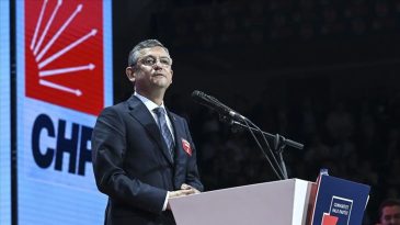 CHP'de İsyan B&uuml;y&uuml;yor! Eski İl&ccedil;e Başkanlarından &Ouml;zg&uuml;r &Ouml;zel'e '&Uuml;yeliklerini Askıya Al' &Ccedil;ağrısı