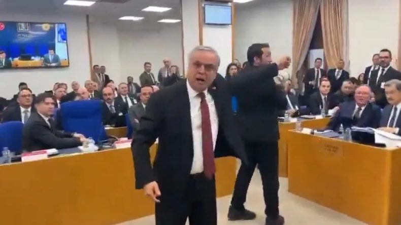 CHP&rsquo;li Vekilin Partililere Tepkisi: "Halk TV Bana Sabıkalı Diyor, Neden Ses &Ccedil;ıkarmıyorsunuz?"